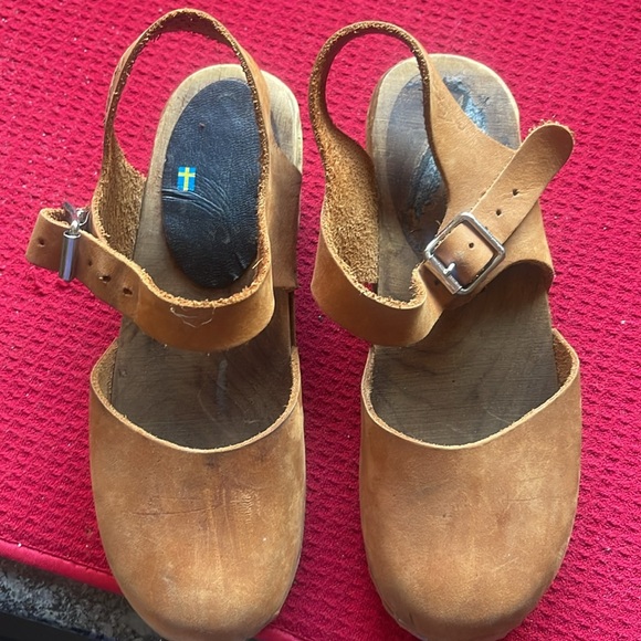 Lotta’s Low Tan Wood Clogs - Picture 9 of 11